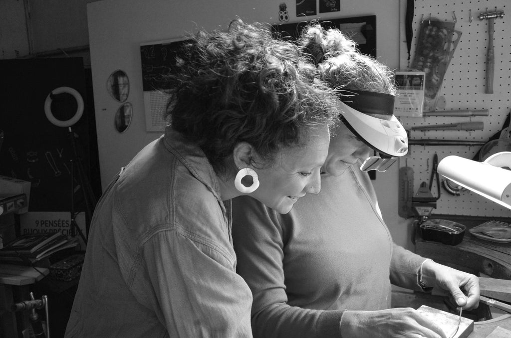 Atelier de bijouterie médaille martelée ou personnalisable - 9 Pensées